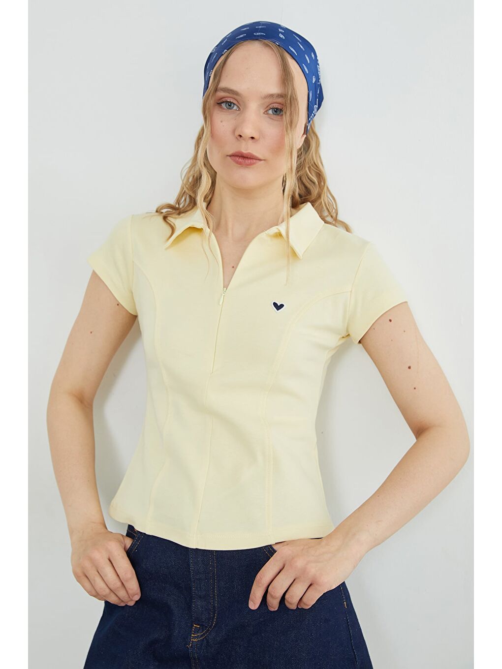 Sarı Kalp Nakışlı Yarım Fermuarlı Polo Yaka Slim Fit Tişört-3