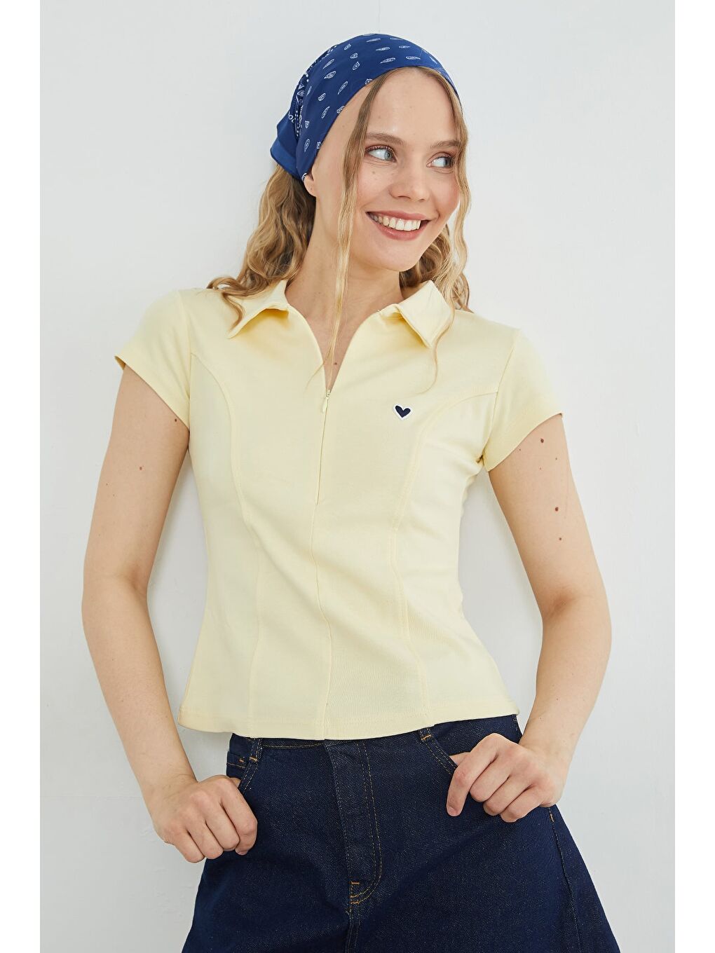 Sarı Kalp Nakışlı Yarım Fermuarlı Polo Yaka Slim Fit Tişört-4