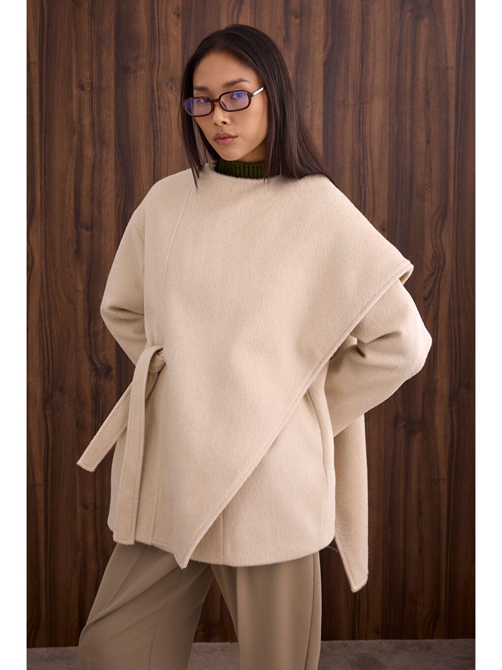 Beyaz Kuşaklı Şal Yaka Kaban Kemik