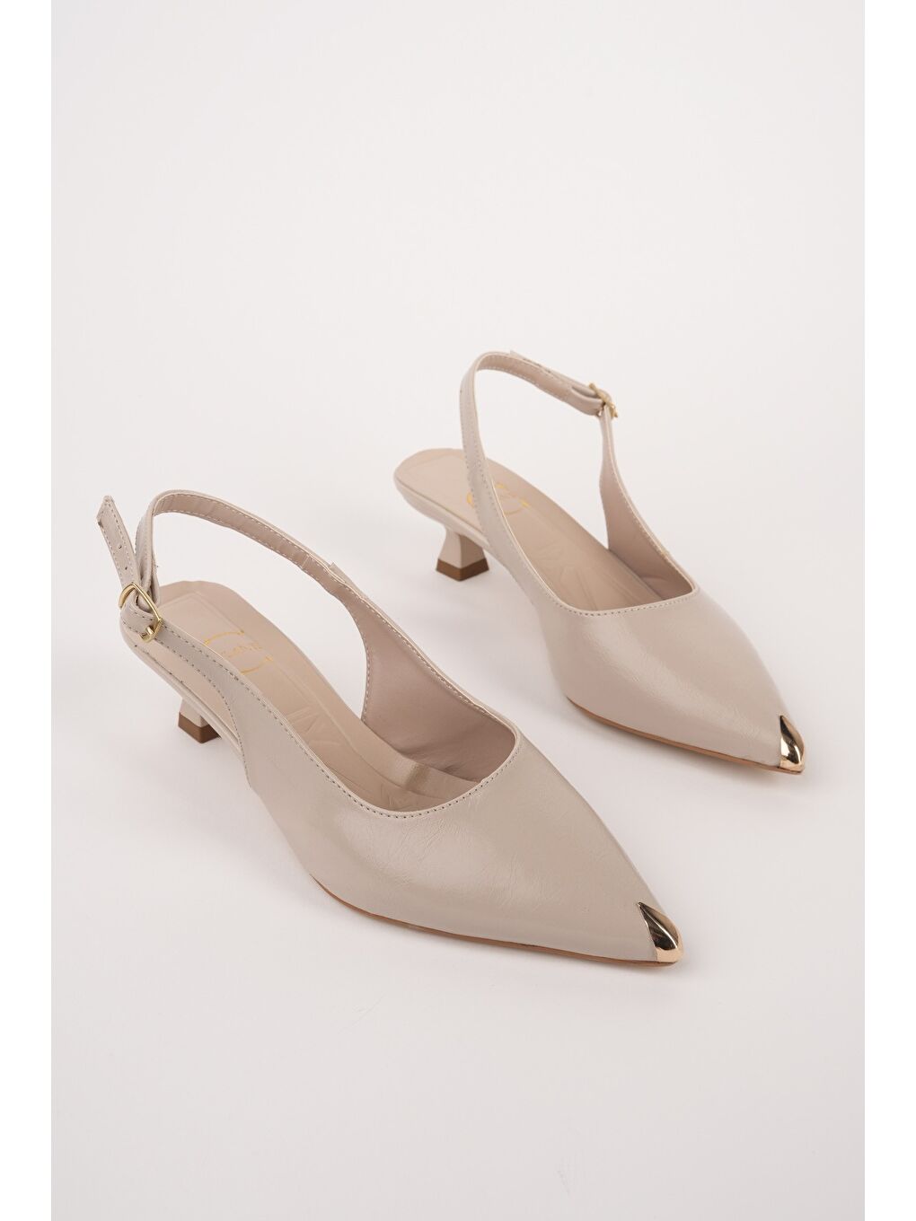 Bej VUXİA Sivri Burun Metal Burun Detaylı Arkası Açık Kadın Topuklu Ayakkabı