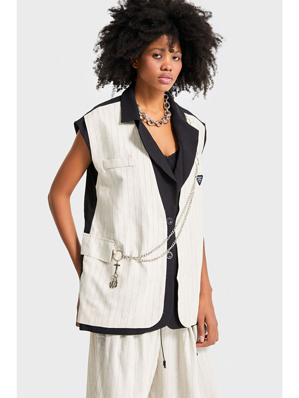 Kadın Bej Çizgili Renk Siyah Bej Parçalı Aksesuar Detaylı Bol Kesim Tasarım Yelek-2