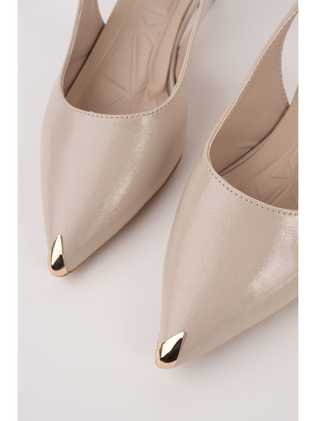 Bej VUXİA Sivri Burun Metal Burun Detaylı Arkası Açık Kadın Topuklu Ayakkabı-2