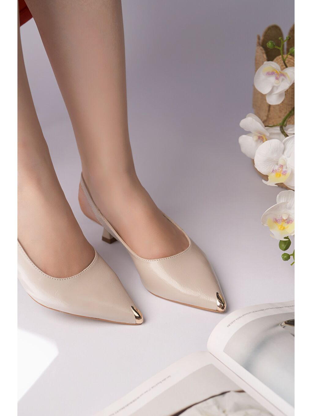 Bej VUXİA Sivri Burun Metal Burun Detaylı Arkası Açık Kadın Topuklu Ayakkabı-3