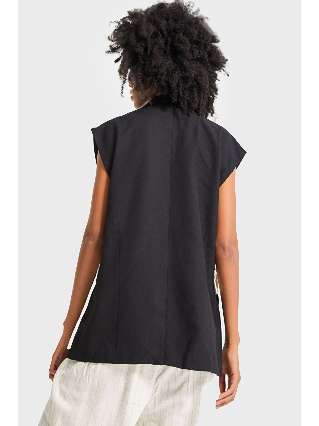 Kadın Bej Çizgili Renk Siyah Bej Parçalı Aksesuar Detaylı Bol Kesim Tasarım Yelek-3