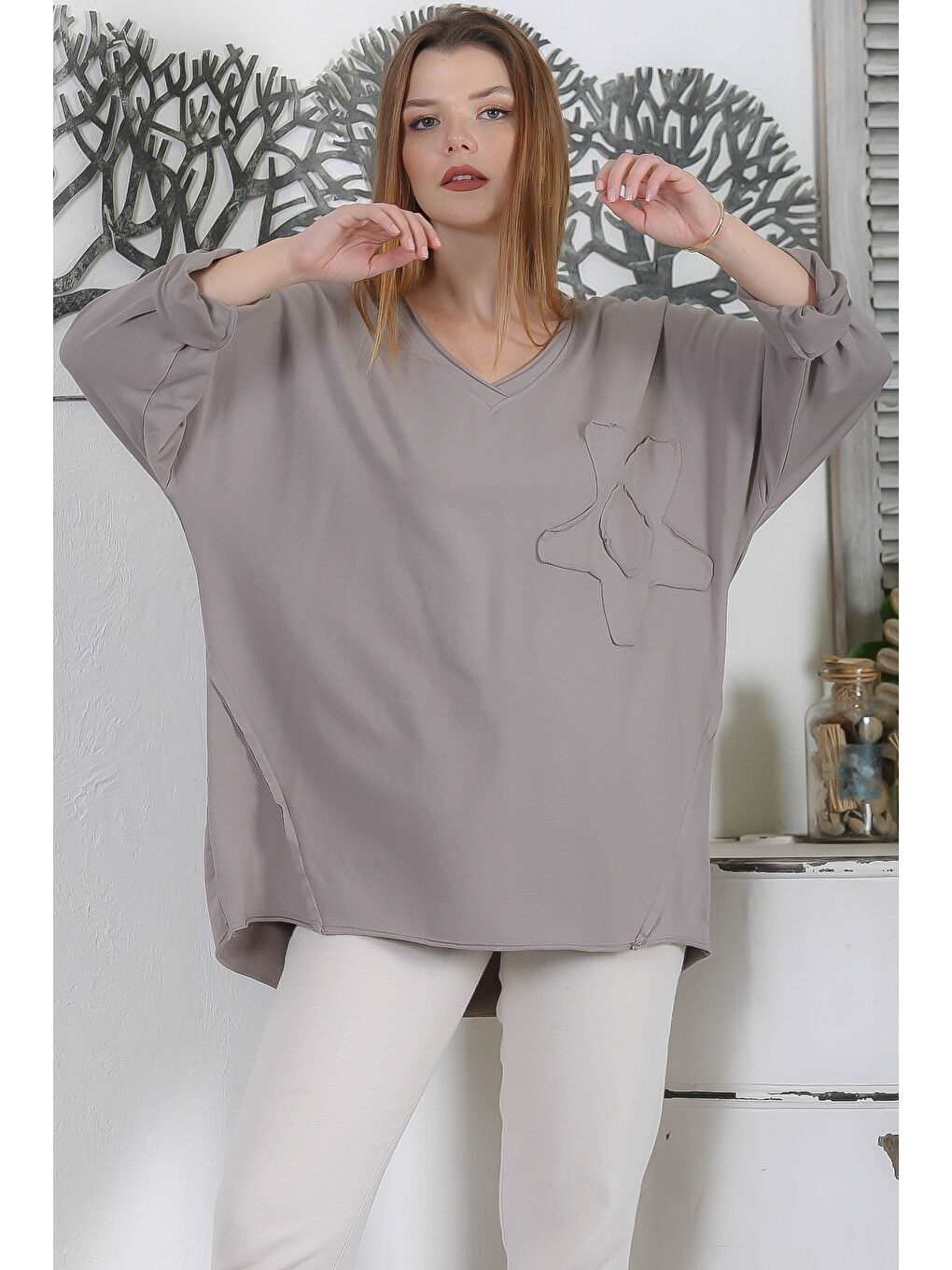Chiccy İtalyan Vizon V Yaka Uzun Kol Çiçekli Yıkamalı Aplikeli Casual Oversize Örme Bluz