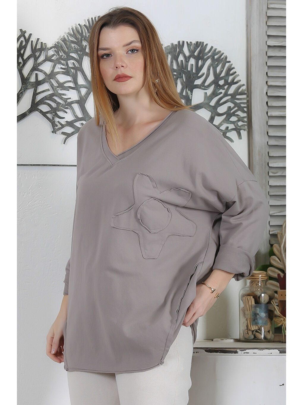 Chiccy İtalyan Vizon V Yaka Uzun Kol Çiçekli Yıkamalı Aplikeli Casual Oversize Örme Bluz-1