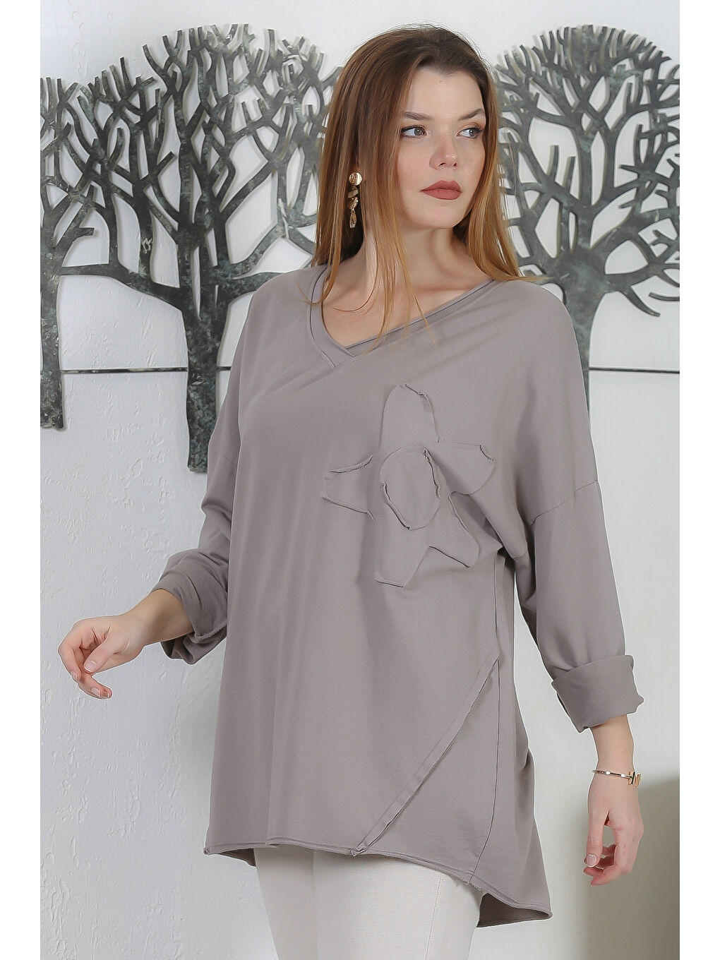 Bej İtalyan Vizon V Yaka Uzun Kol Çiçekli Yıkamalı Aplikeli Casual Oversize Örme Bluz-2