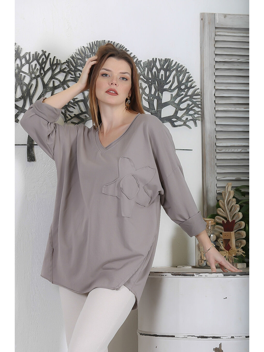 Bej İtalyan Vizon V Yaka Uzun Kol Çiçekli Yıkamalı Aplikeli Casual Oversize Örme Bluz-3