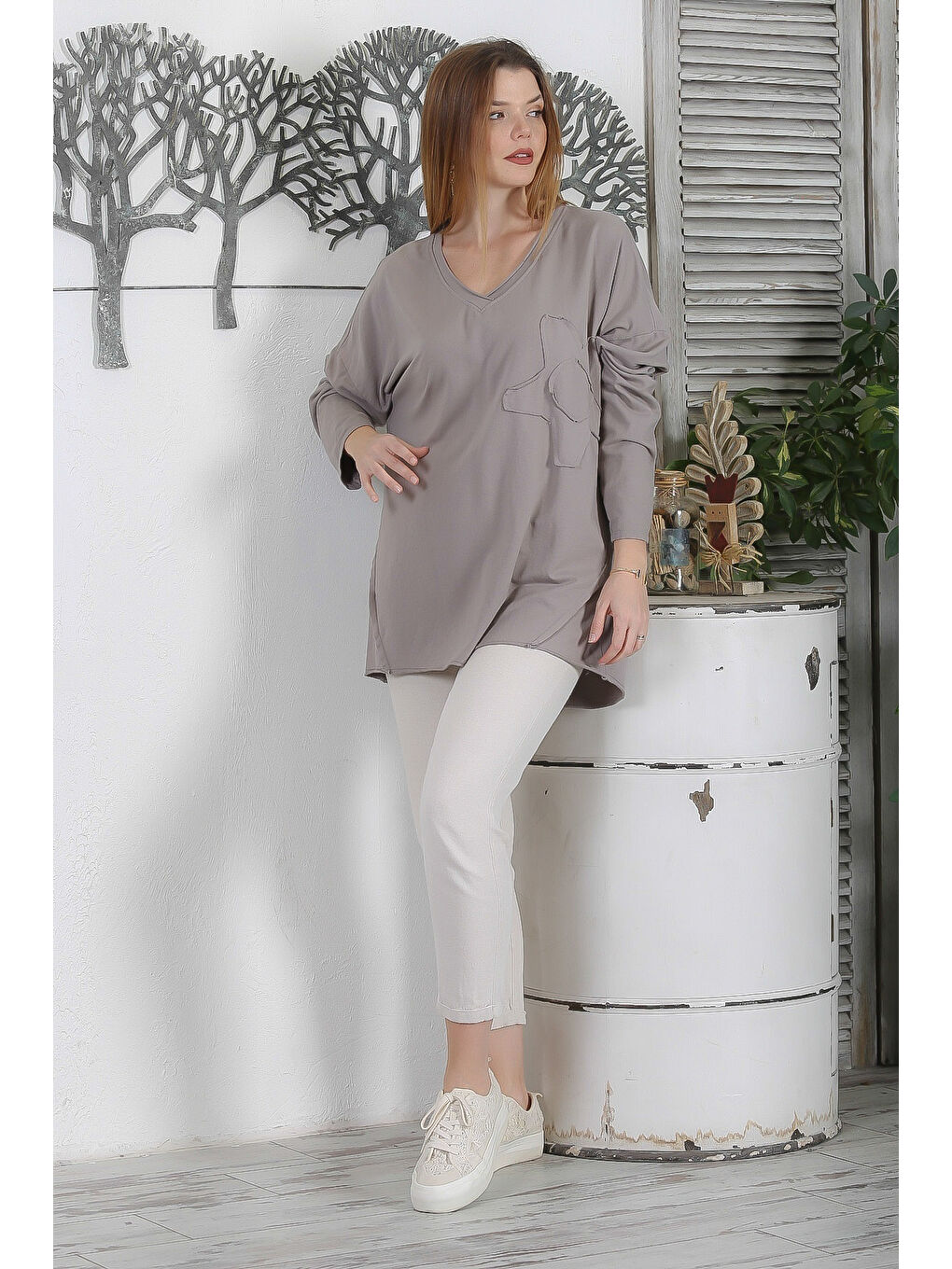 Bej İtalyan Vizon V Yaka Uzun Kol Çiçekli Yıkamalı Aplikeli Casual Oversize Örme Bluz-4