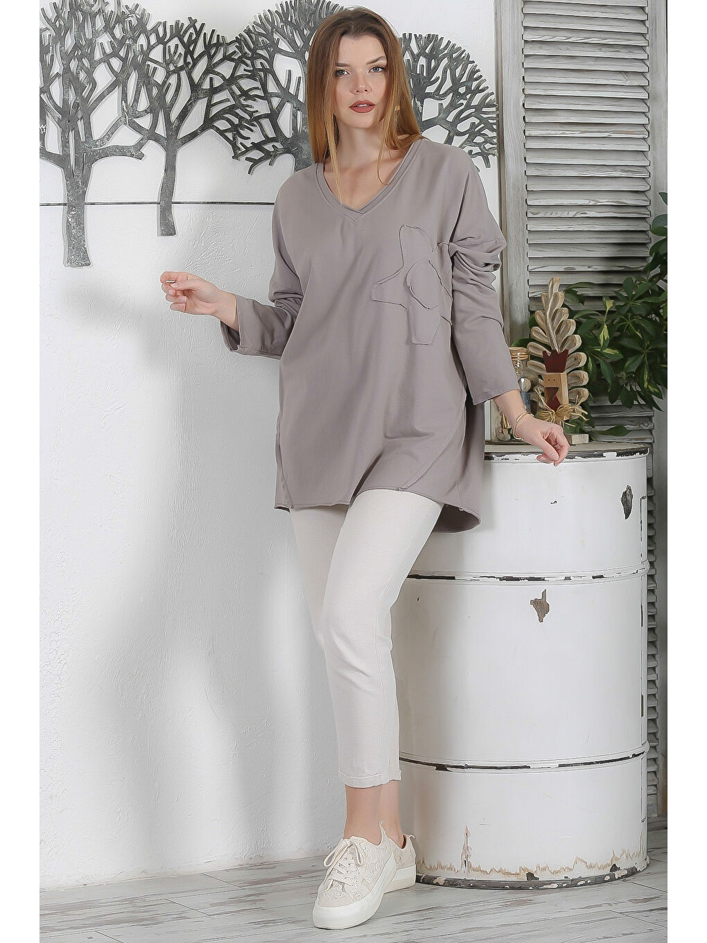 Bej İtalyan Vizon V Yaka Uzun Kol Çiçekli Yıkamalı Aplikeli Casual Oversize Örme Bluz-5