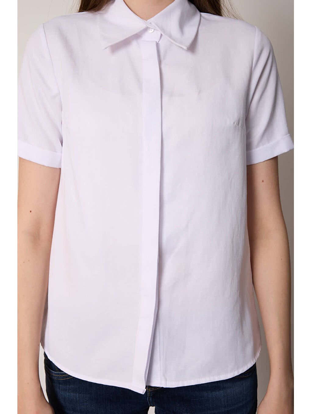Beyaz Poplin Kumaş Kısa Kollu Gizli Düğmeli Gömlek-3