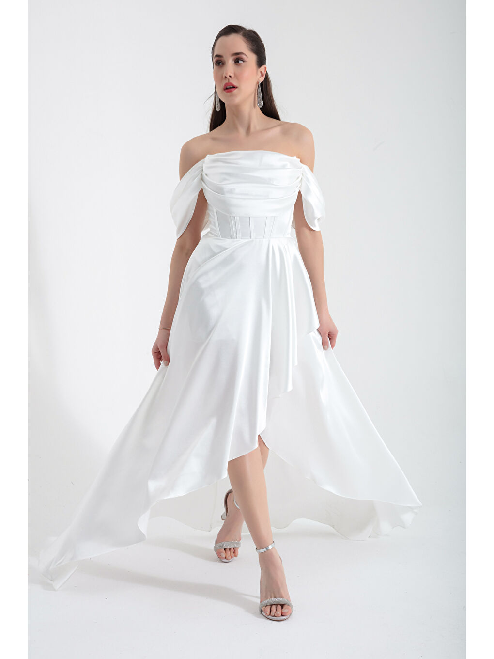Kadın Beyaz Kayık Yaka Volanlı Uzun Saten Abiye Elbise