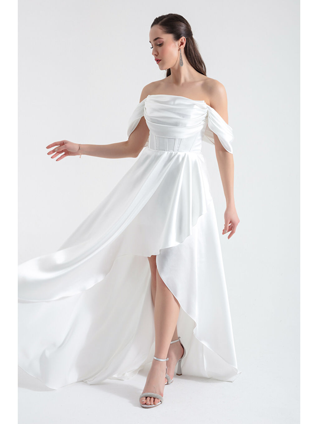 Kadın Beyaz Kayık Yaka Volanlı Uzun Saten Abiye Elbise-2