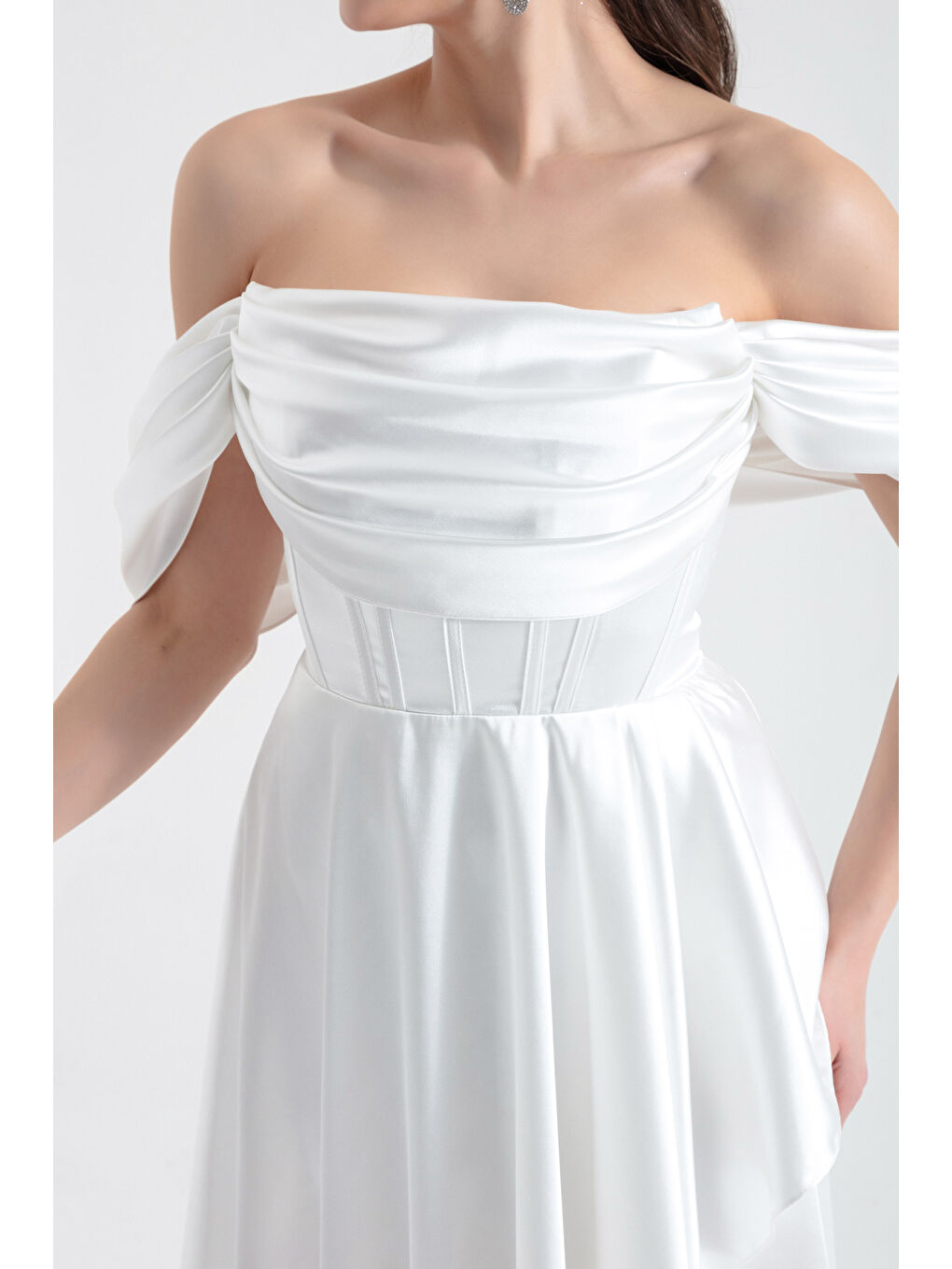 Kadın Beyaz Kayık Yaka Volanlı Uzun Saten Abiye Elbise-3