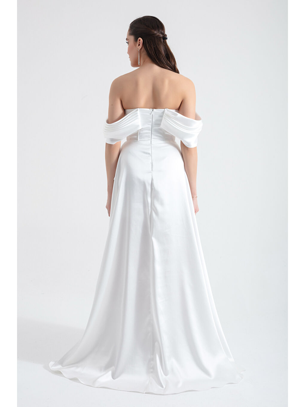 Kadın Beyaz Kayık Yaka Volanlı Uzun Saten Abiye Elbise-4