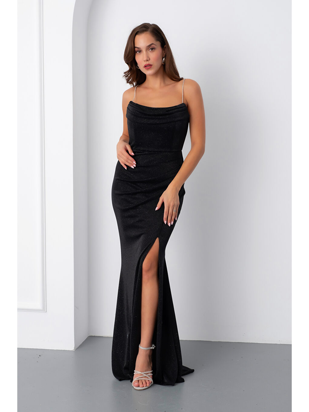 Kadın Siyah Askılı Simli Örme Abiye Elbise