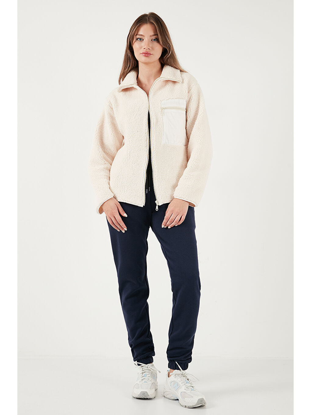 Ekru Regular Fit Klasik Yaka Göğüs Cep Detaylı Pelüş Kadın Hırka Polar 5866437-1