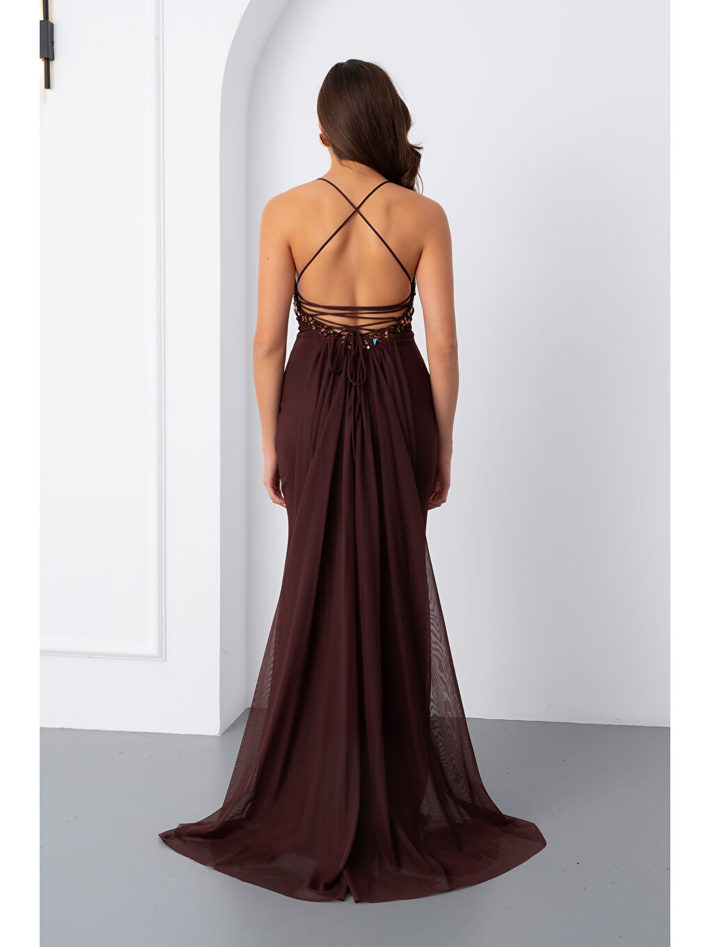 Kadın Kahverengi Askılı Taş Detaylı Uzun Tül Abiye Elbise-5