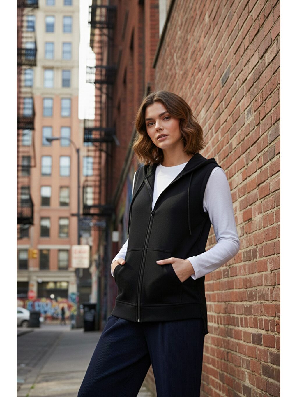 Siyah Kadın Sıfır Kol Kapüşonlu Hırka ve Uzun Kollu Tişört Takımı