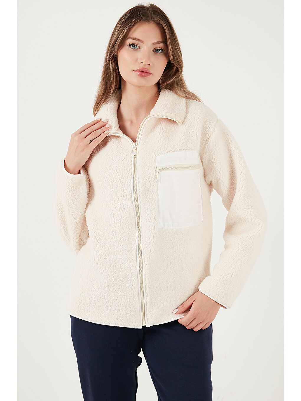 Ekru Regular Fit Klasik Yaka Göğüs Cep Detaylı Pelüş Kadın Hırka Polar 5866437-2