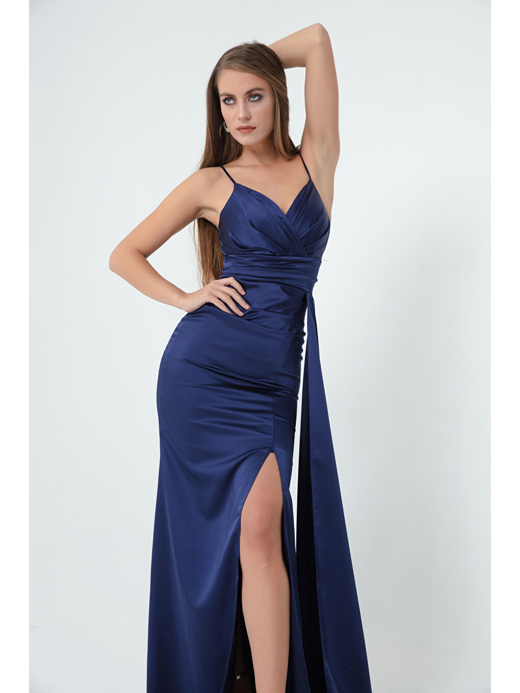 Kadın Lacivert Askılı Uzun Saten Abiye Elbise & Mezuniyet Elbisesi-1