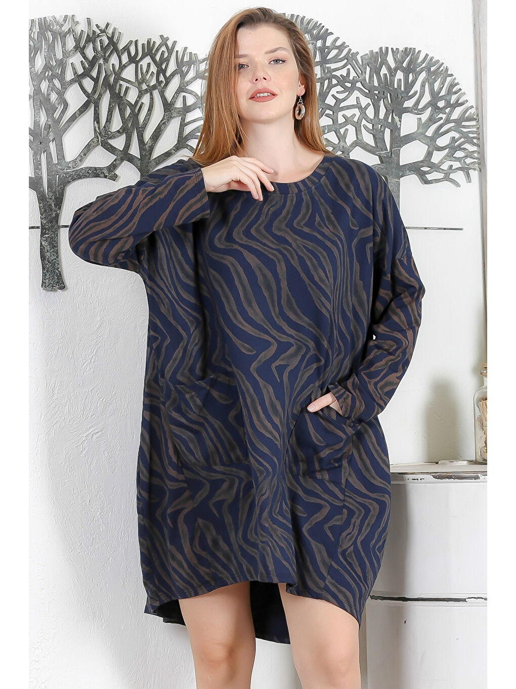 İtalyan Lacivert Yuvarlak Yaka Uzun Kol Cepli Allover Baskılı 2 İplik Şardonsuz Casual Örme Elbise