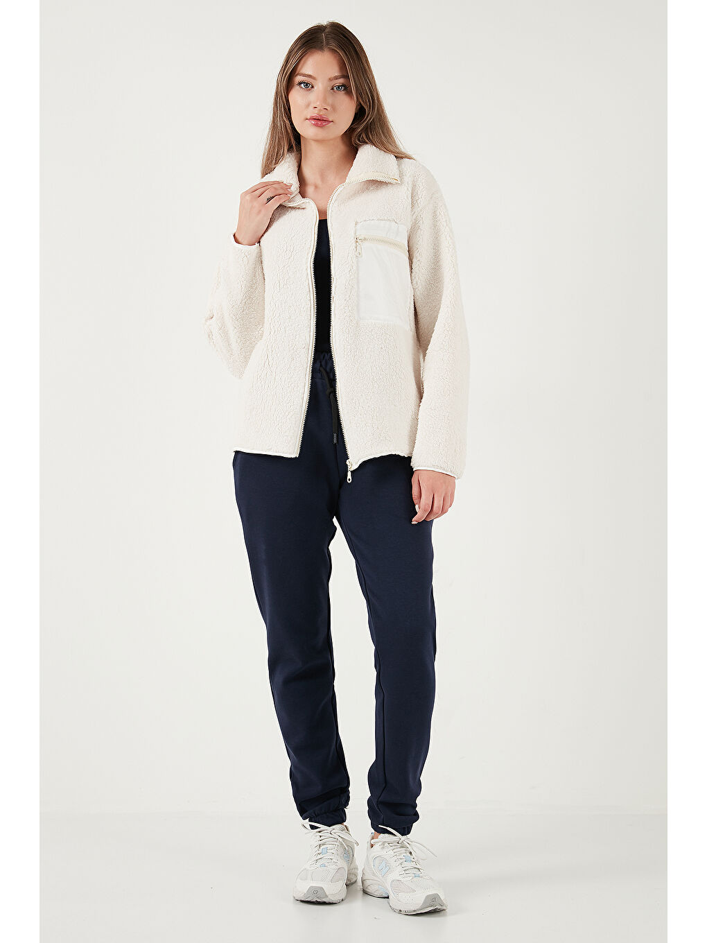 Ekru Regular Fit Klasik Yaka Göğüs Cep Detaylı Pelüş Kadın Hırka Polar 5866437-1