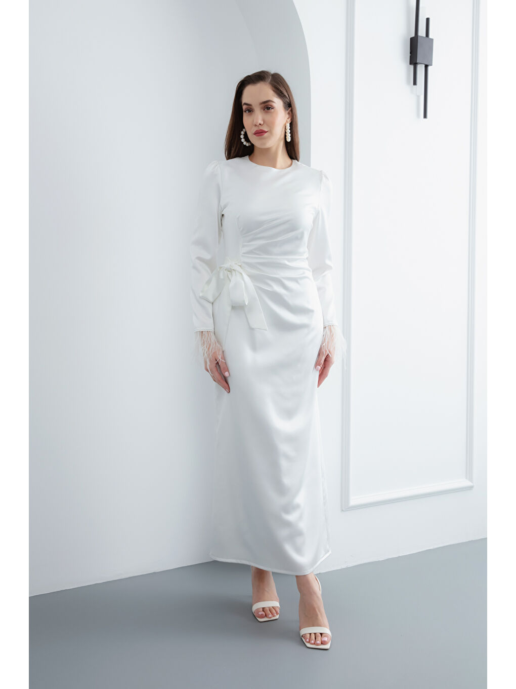 Kadın Beyaz Kolu Tüylü Saten Abiye Elbise