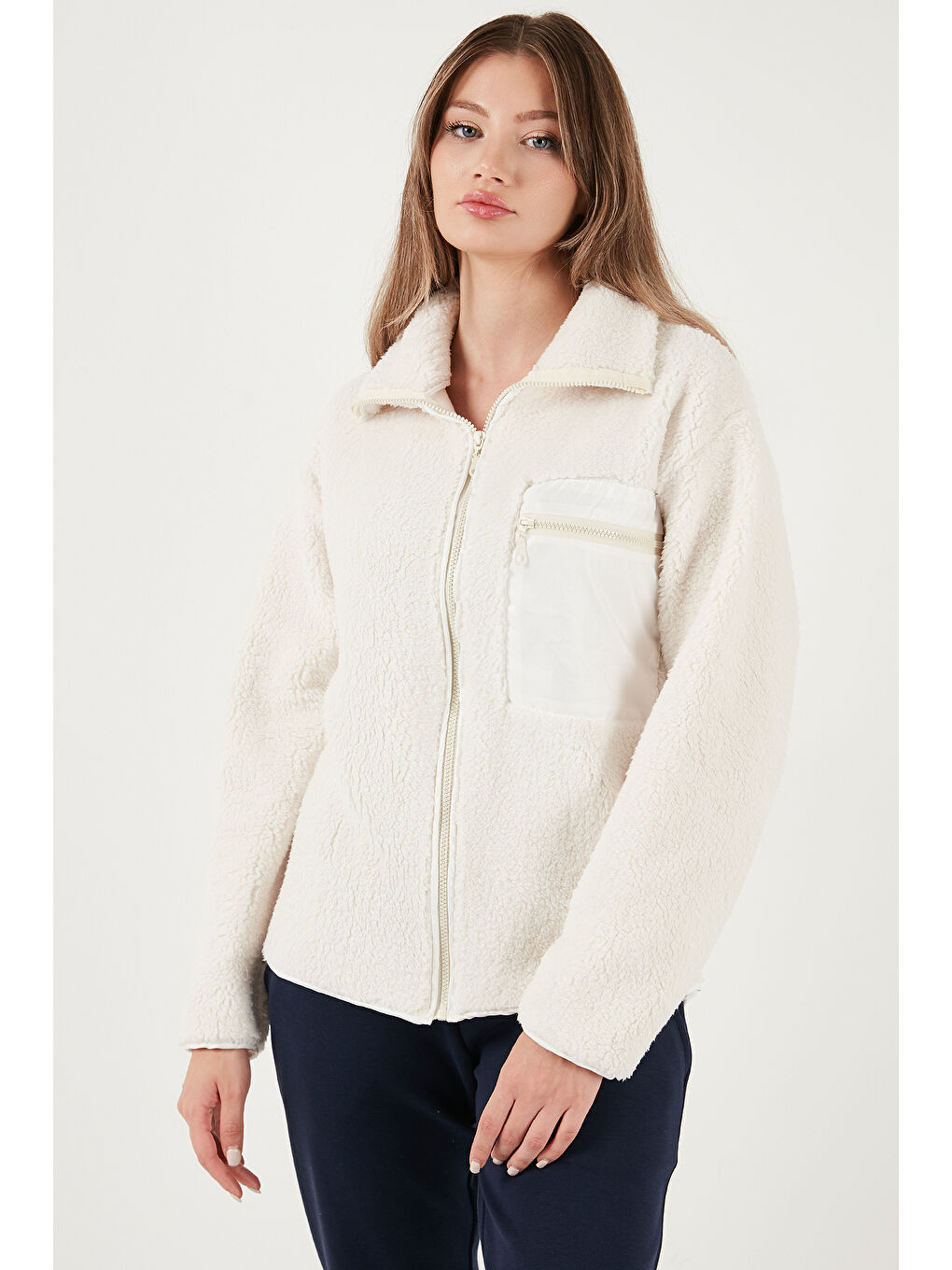 Ekru Regular Fit Klasik Yaka Göğüs Cep Detaylı Pelüş Kadın Hırka Polar 5866437-2