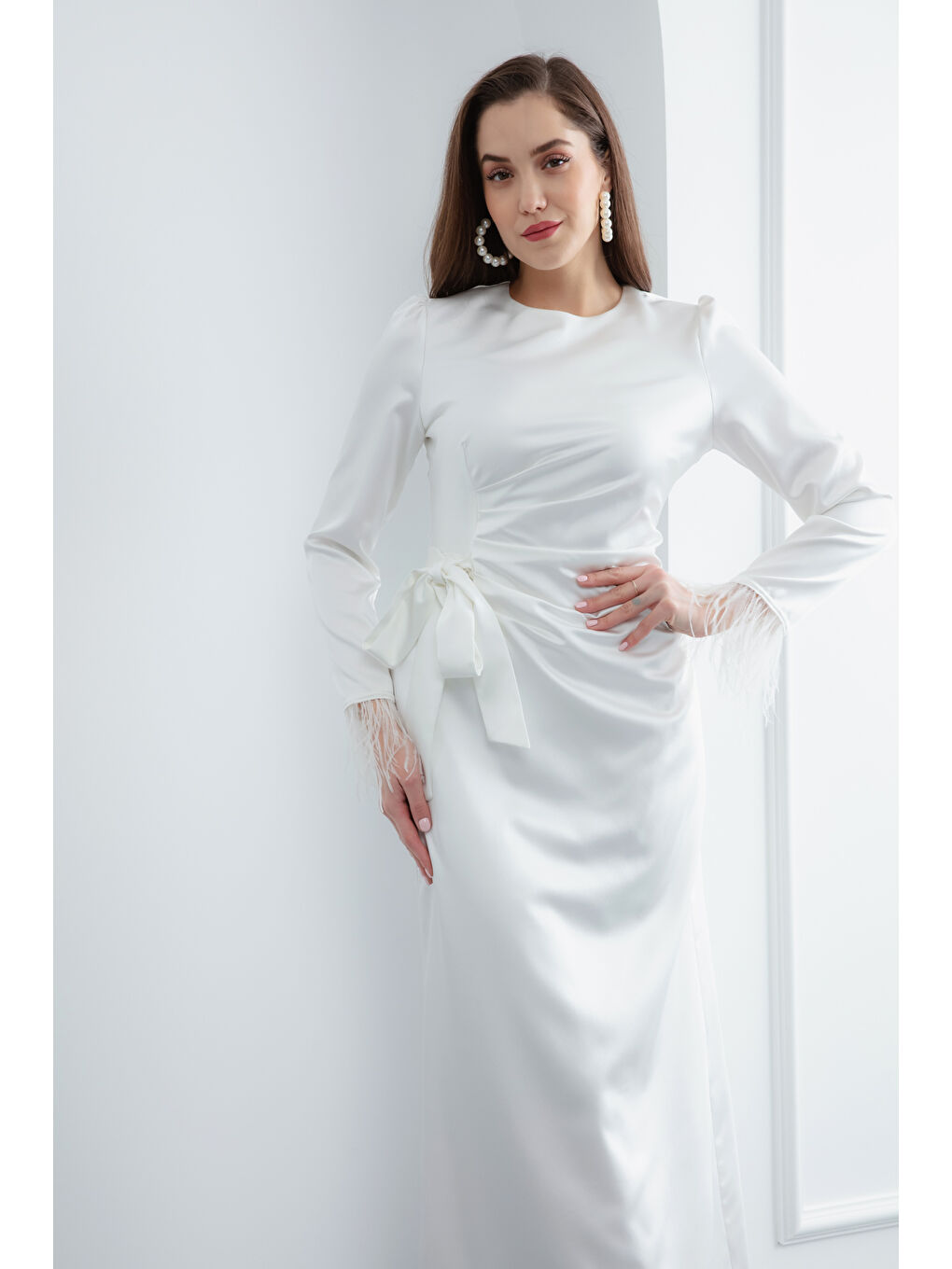 Kadın Beyaz Kolu Tüylü Saten Abiye Elbise-1