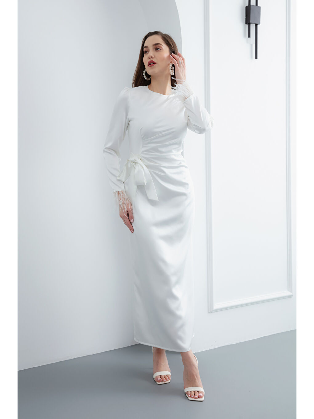 Kadın Beyaz Kolu Tüylü Saten Abiye Elbise-2