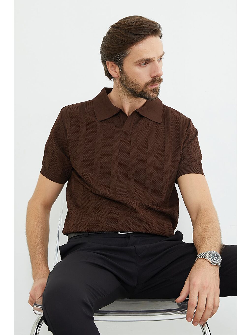 Kahverengi Desenli Apaş Yaka Triko Tişört