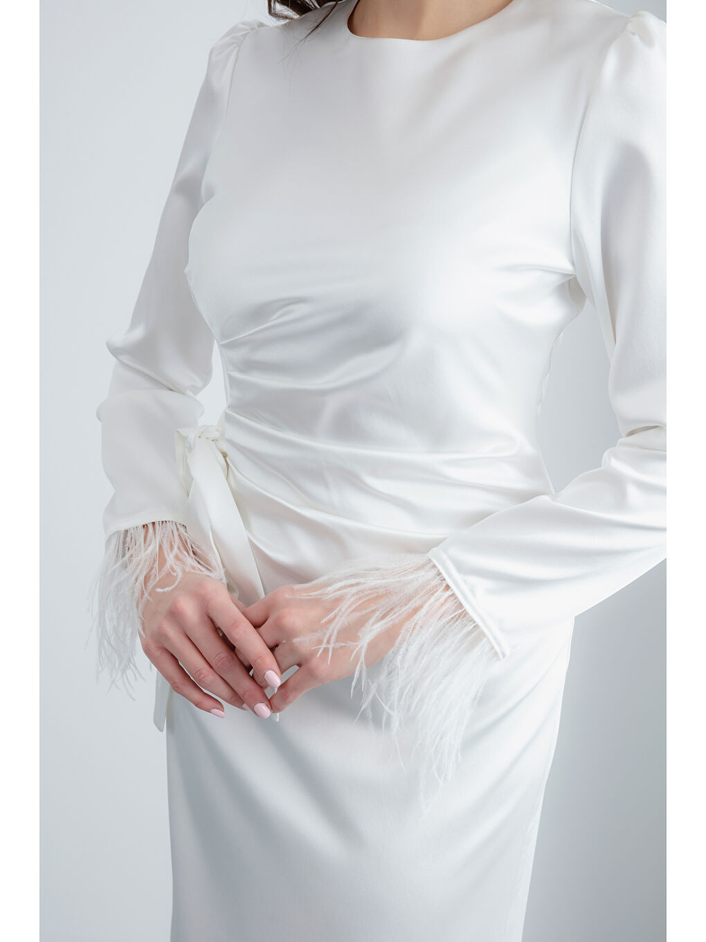 Kadın Beyaz Kolu Tüylü Saten Abiye Elbise-3