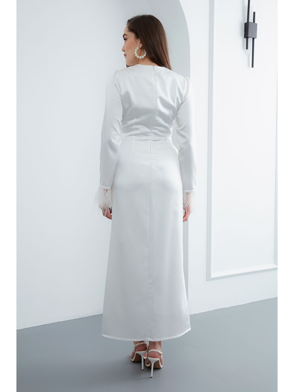 Kadın Beyaz Kolu Tüylü Saten Abiye Elbise-4