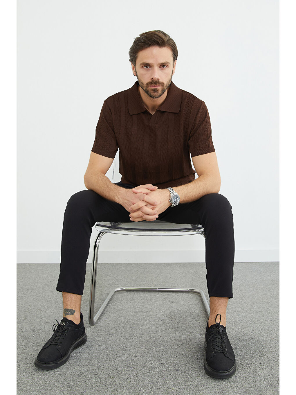 Kahverengi Desenli Apaş Yaka Triko Tişört-1