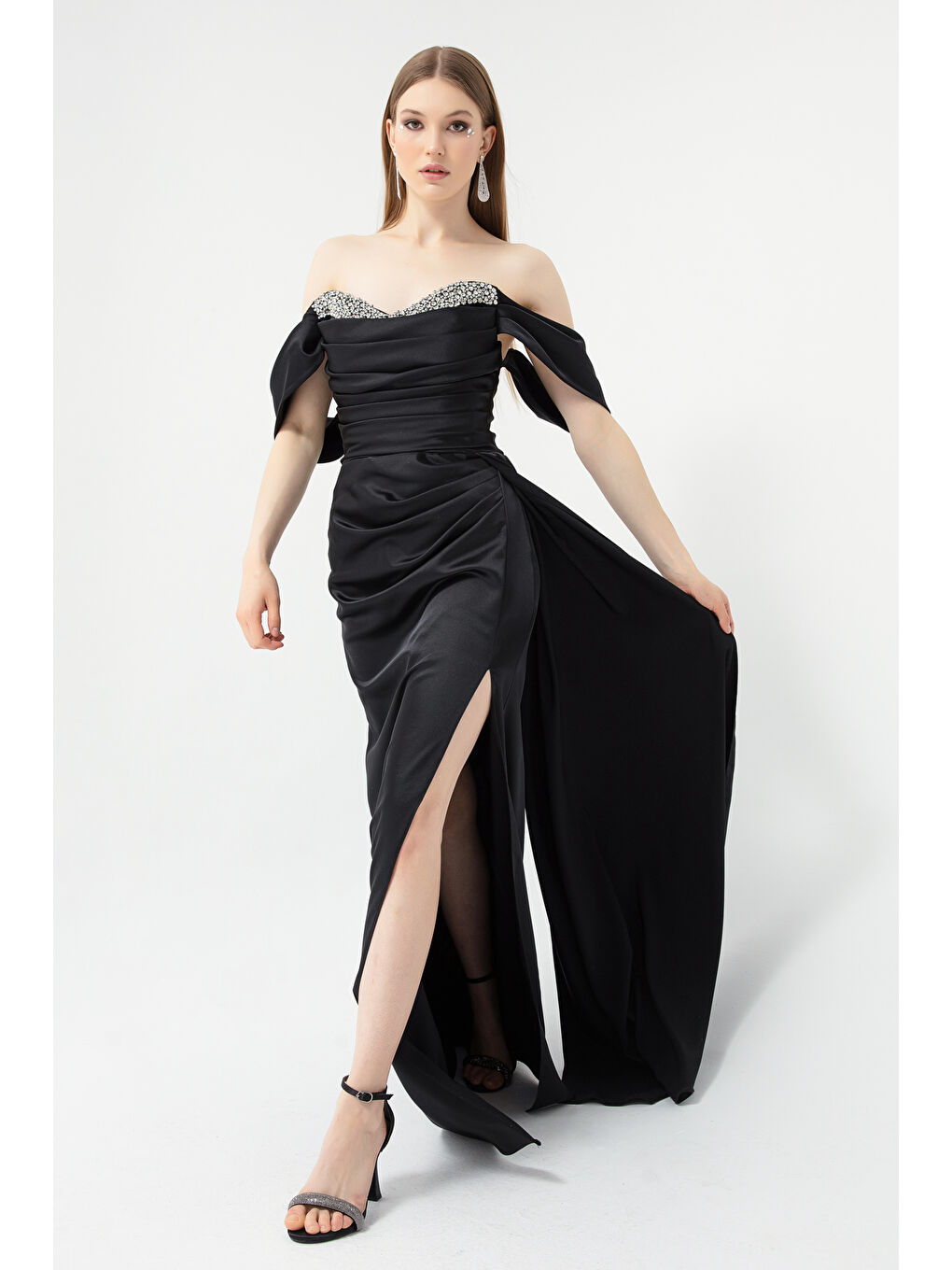 Kadın Siyah Kayık Yaka Yırtmaçlı Uzun Saten Abiye Elbise-2