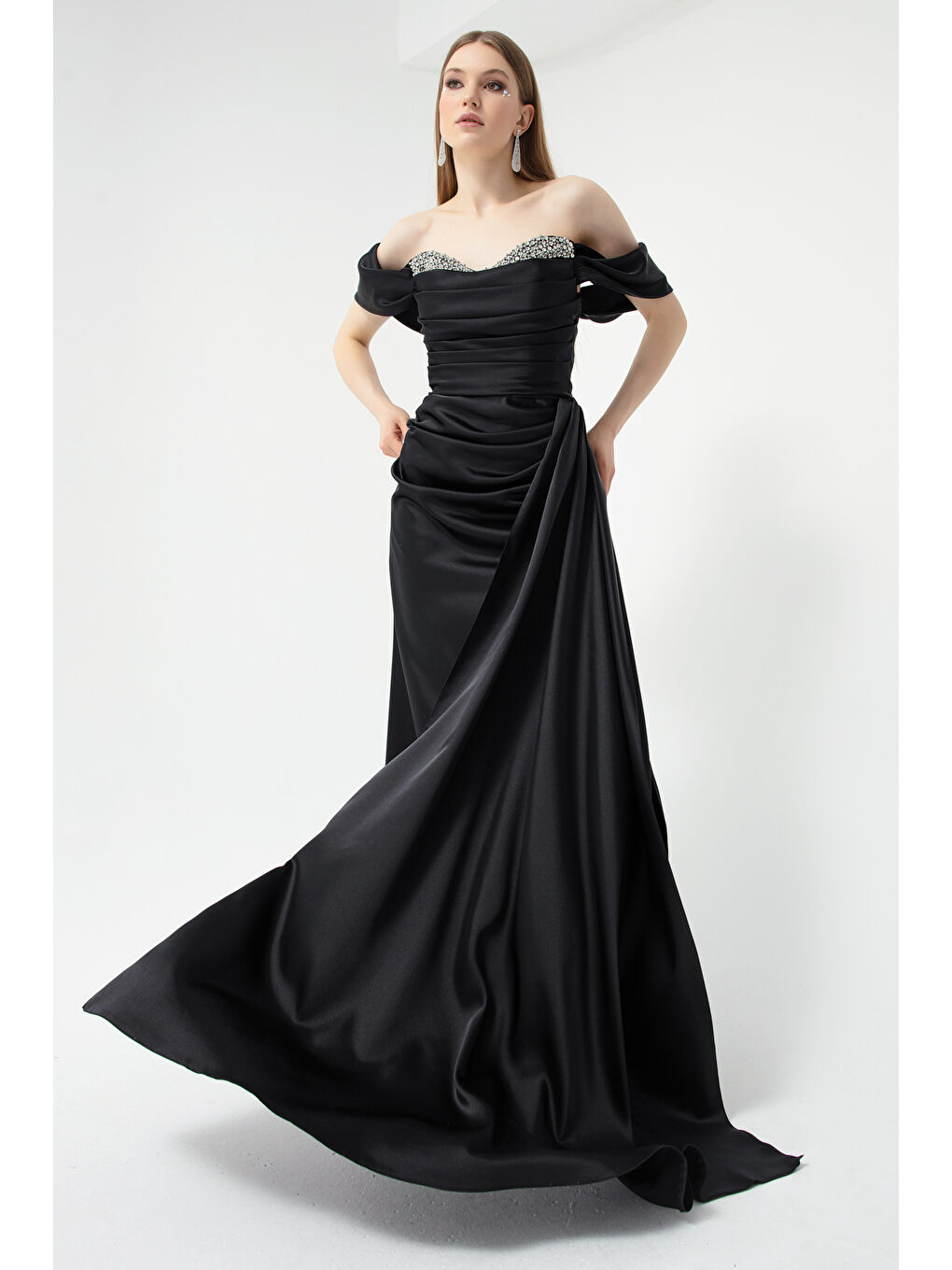 Kadın Siyah Kayık Yaka Yırtmaçlı Uzun Saten Abiye Elbise-3