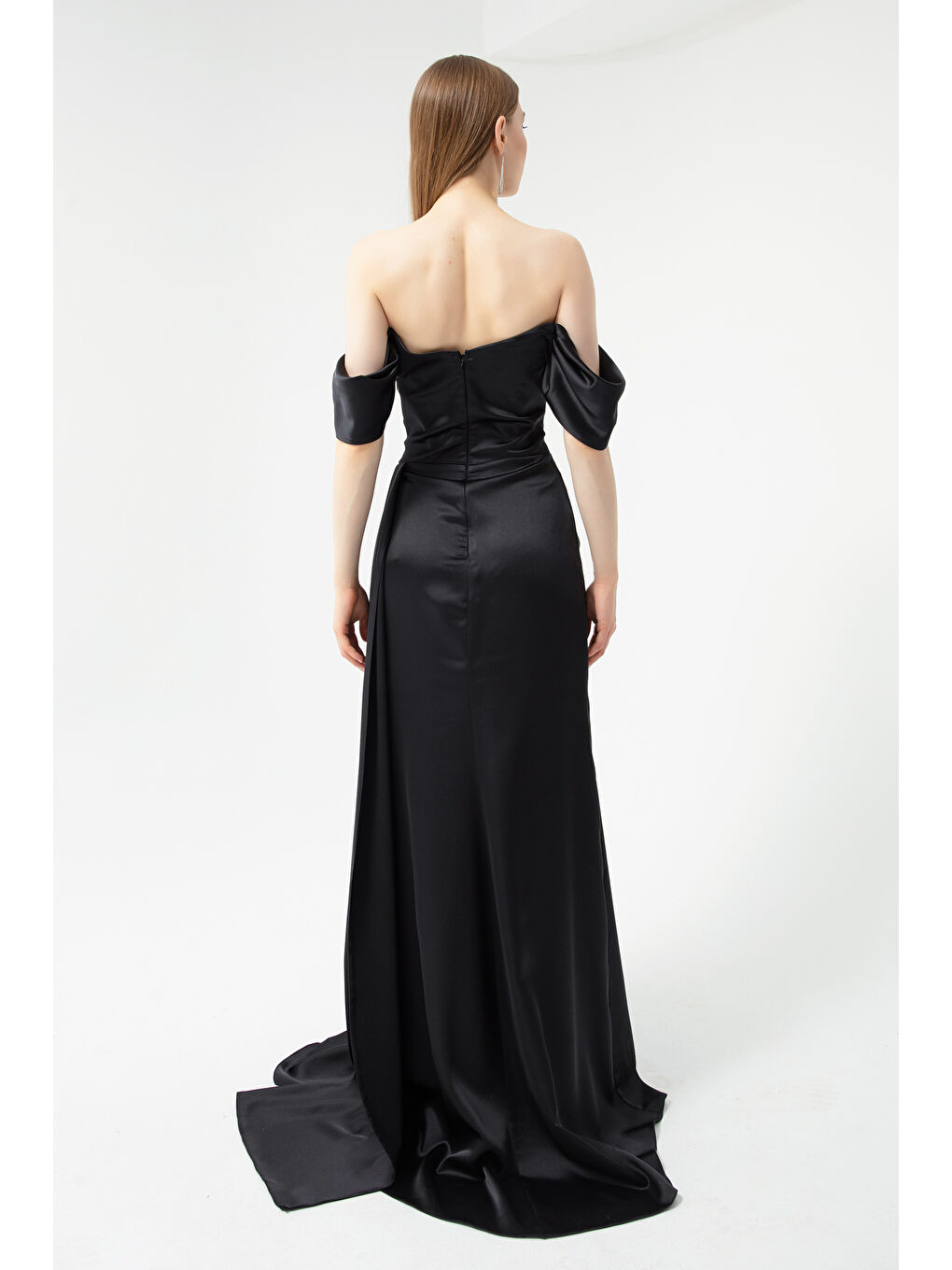 Kadın Siyah Kayık Yaka Yırtmaçlı Uzun Saten Abiye Elbise-4