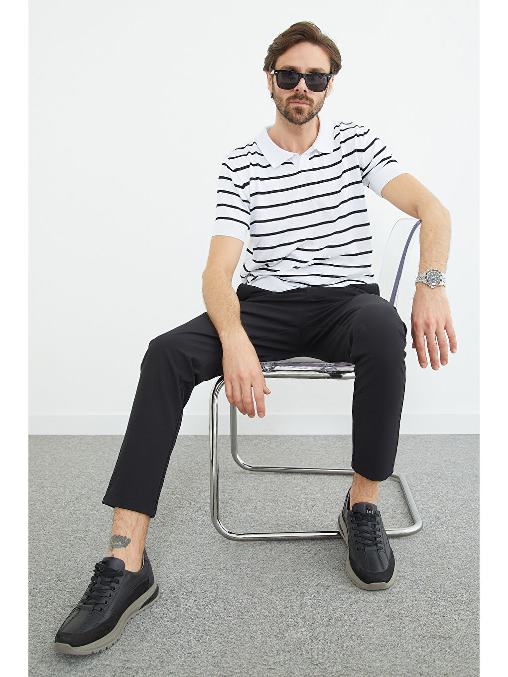 Beyaz Çizgili Apaş Yaka Triko Tişört