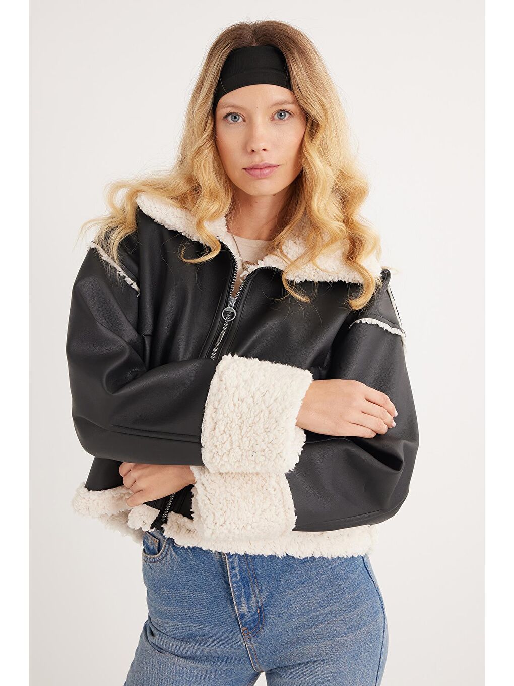 Kadın Regular Fit Klasik Kesim İçi Kürklü Kol Detaylı Siyah Deri Mont