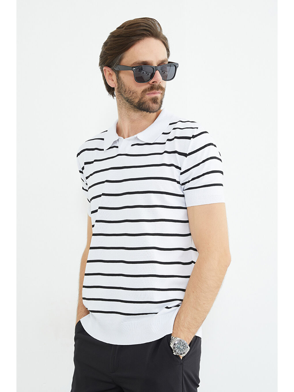 Beyaz Çizgili Apaş Yaka Triko Tişört-1