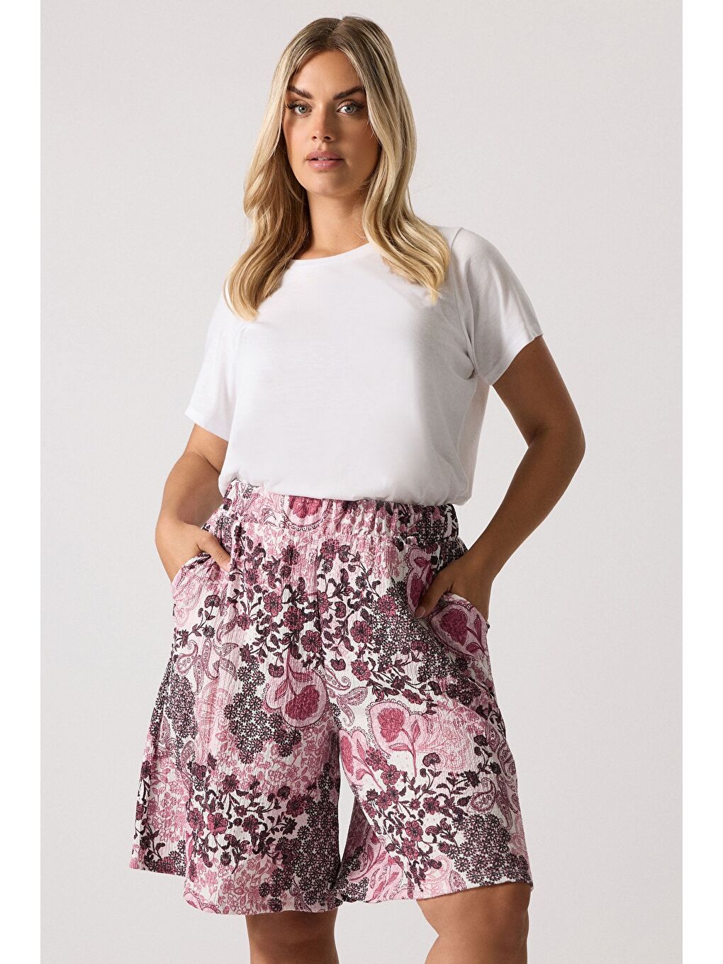 Pembe Büyük Beden Cepli Bürümcük Kumaş Baskılı Şort 145354-1