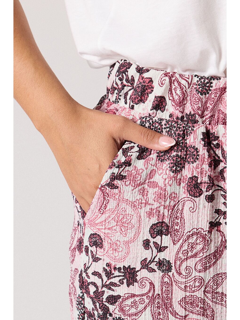 Pembe Büyük Beden Cepli Bürümcük Kumaş Baskılı Şort 145354-3