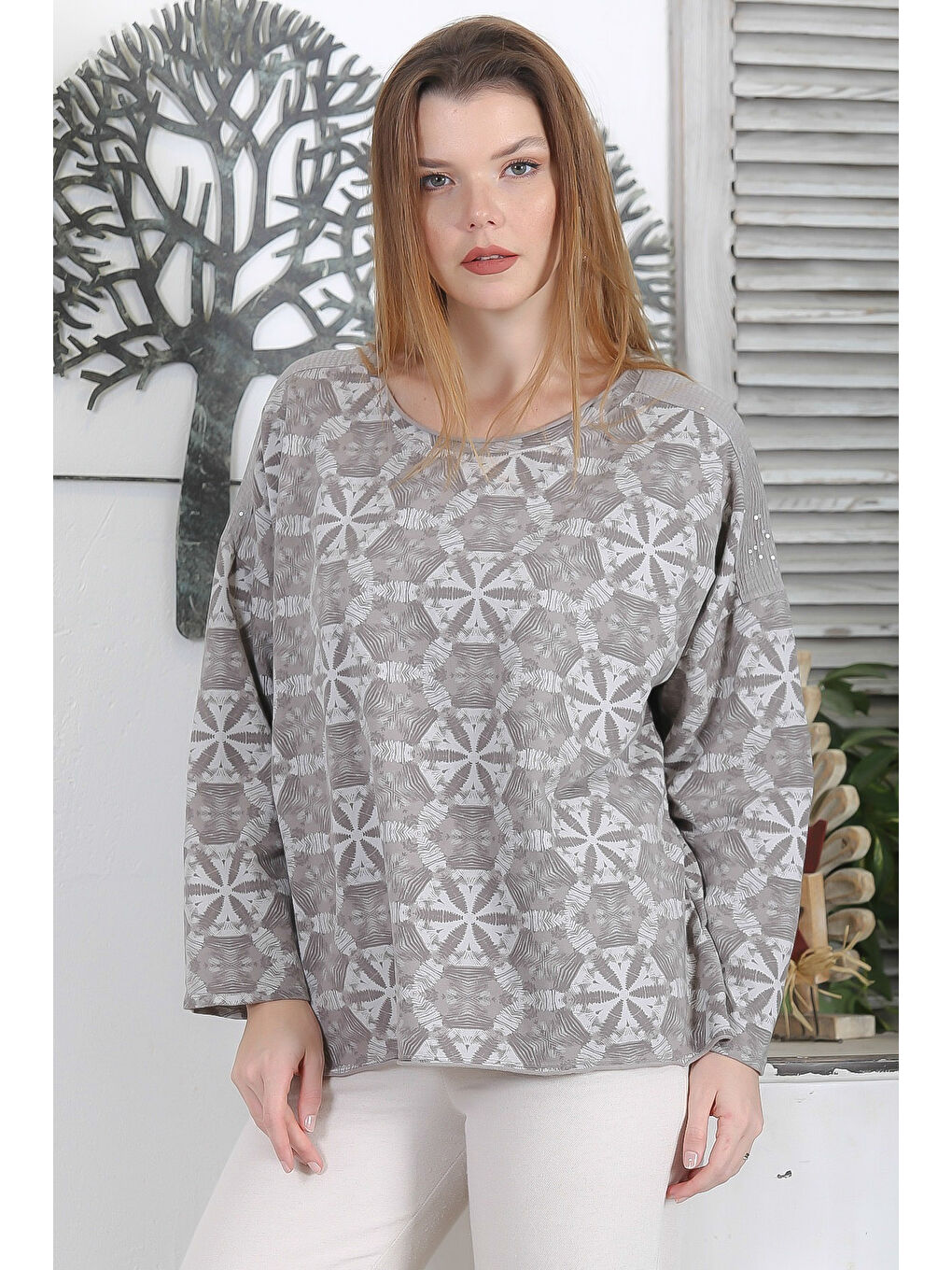 İtalyan Gri Yuvarlak Yaka Uzun Kol Pul Payetli Baskılı 2 İplik Şardonsuz Casual Örme Bluz-1