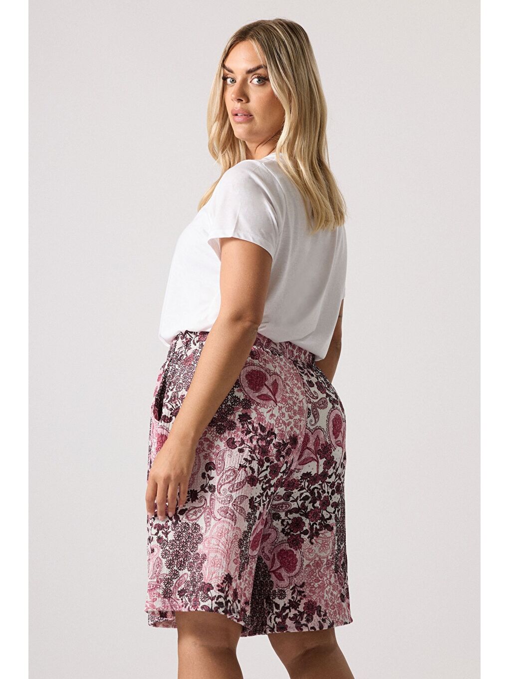 Pembe Büyük Beden Cepli Bürümcük Kumaş Baskılı Şort 145354-4