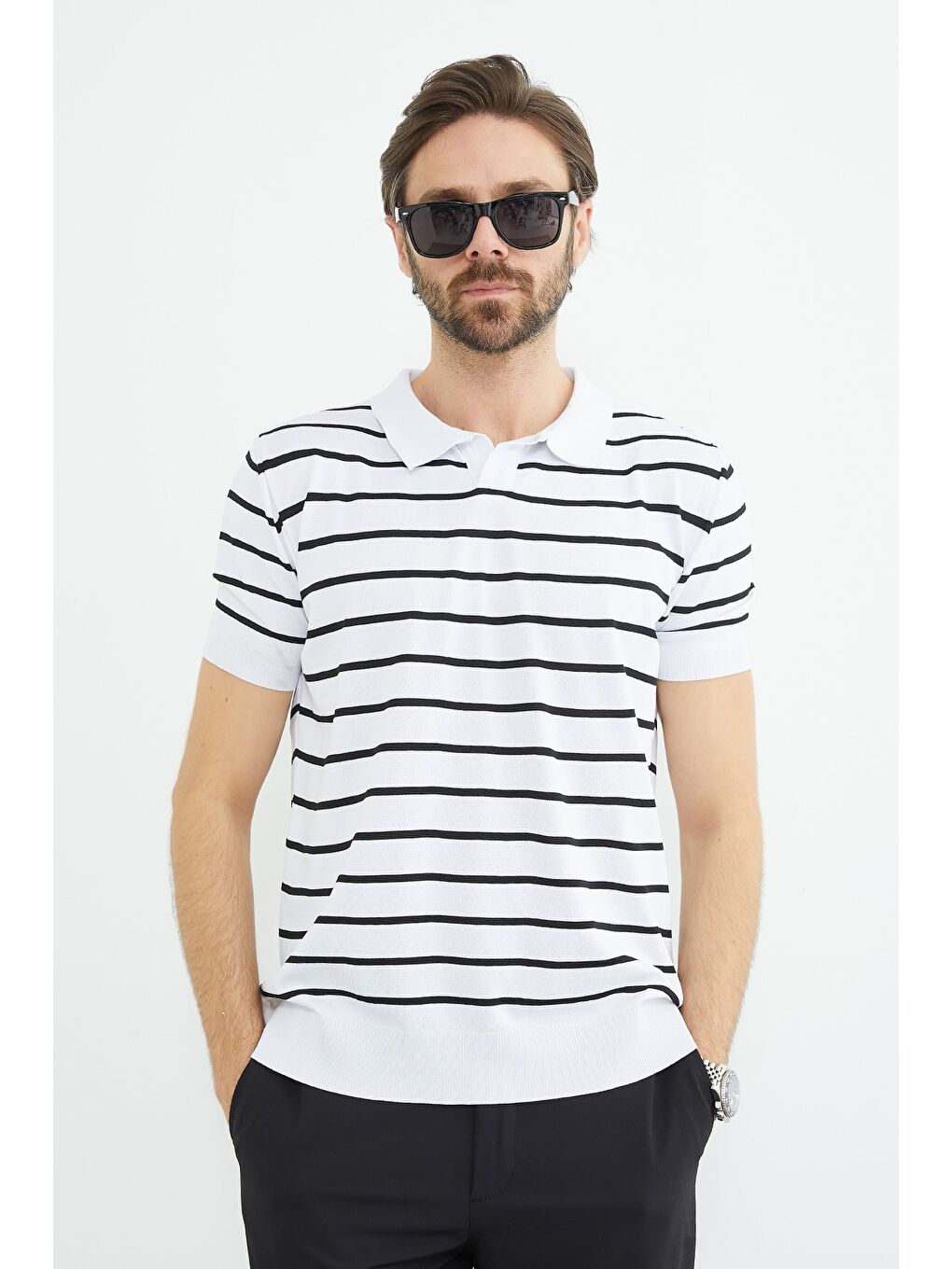 Beyaz Çizgili Apaş Yaka Triko Tişört-3