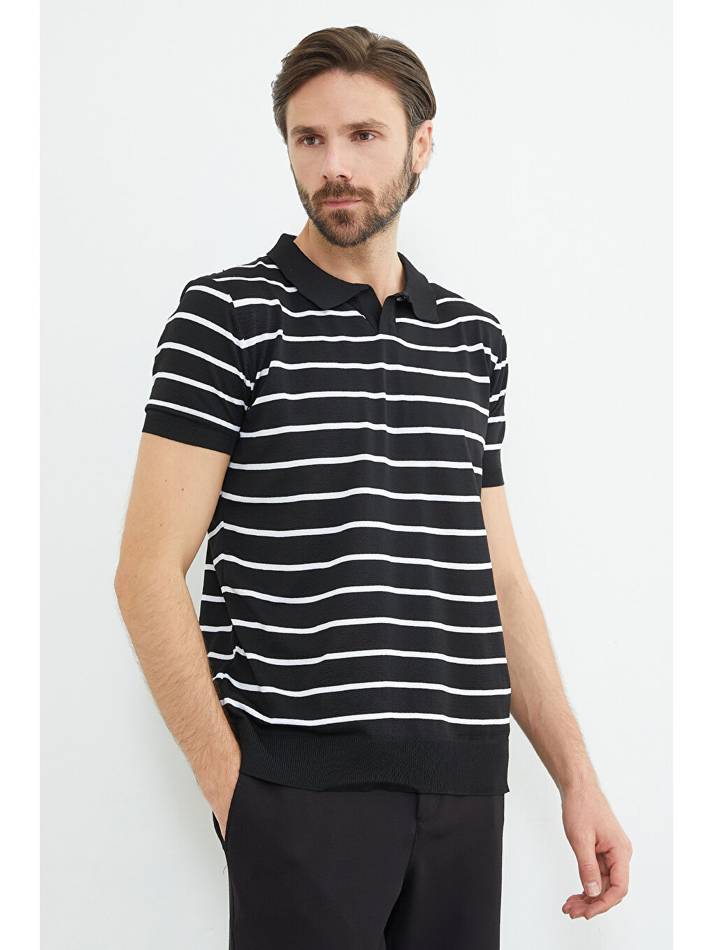 Siyah Çizgili Apaş Yaka Triko Tişört