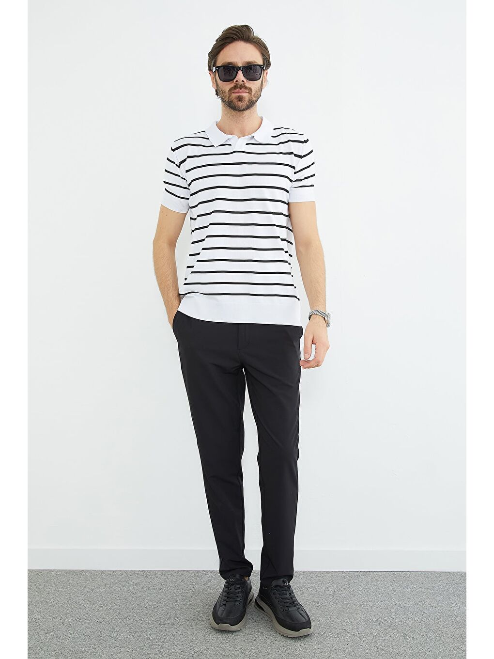 Beyaz Çizgili Apaş Yaka Triko Tişört-4