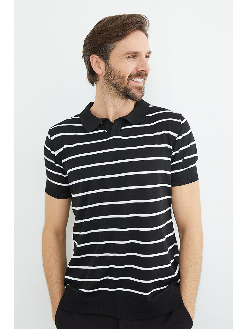 Siyah Çizgili Apaş Yaka Triko Tişört-1