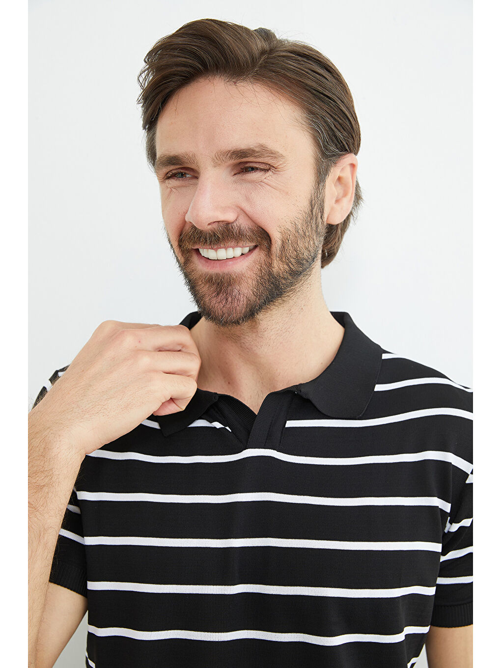 Siyah Çizgili Apaş Yaka Triko Tişört-3